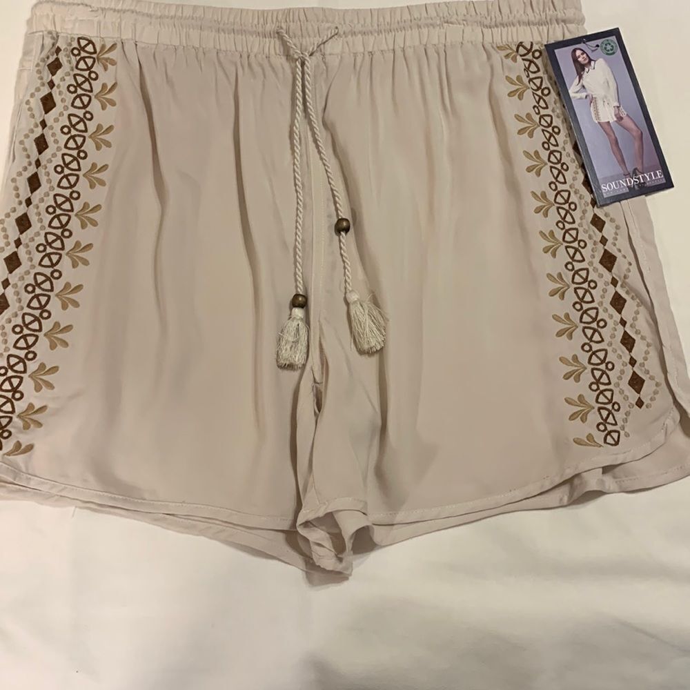 Sound/Style Size XL cream shorts with brown and tan embroidery down each side.